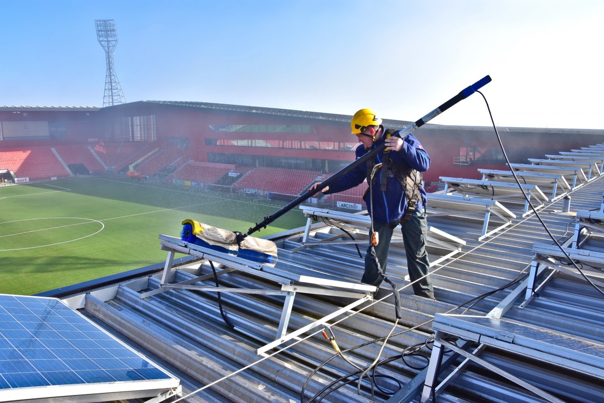 Solarreinigung mit Häfliger Bürste