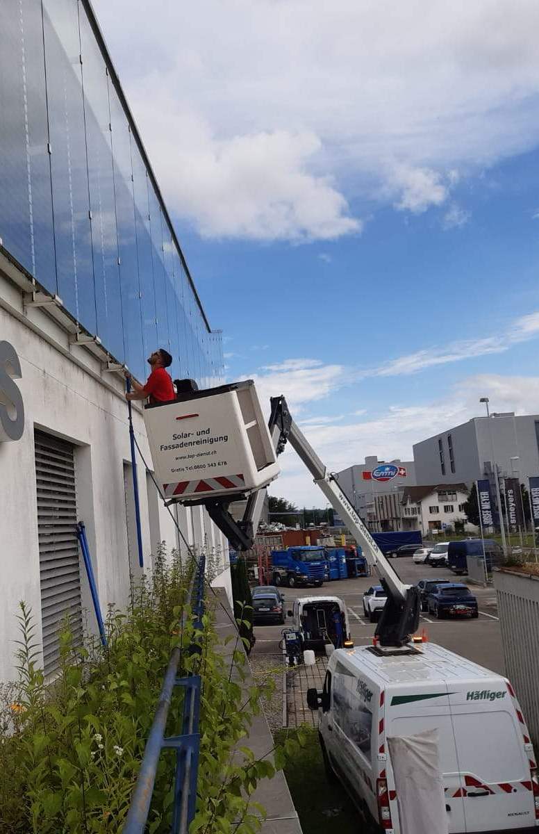 Solarreinigung mit Häfliger Hebebühne