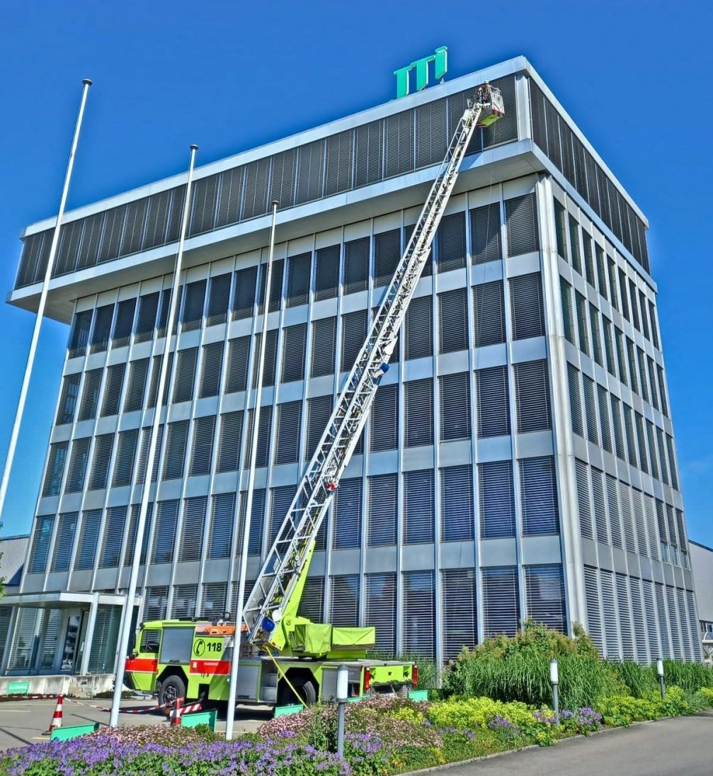 Häfliger Spezialreinigungen mit Drehleiter